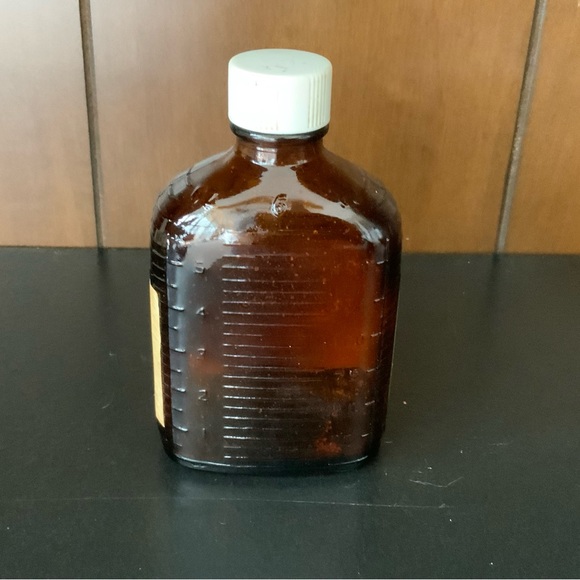 Vintage Dr. I. E. Scripture Co. Amber-colored medicine bottle - Picture 5 of 5